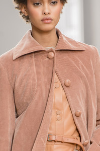 nina-ricci-clp-rf17-2891.thumb.jpg.1feaca2d0e15428196283fa7bce79b3c.jpg