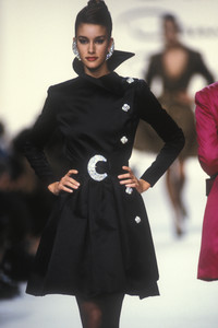 oscar-de-la-renta-fw-1991-5.thumb.jpg.b4a8c647c10ef315751344514255d9bd.jpg