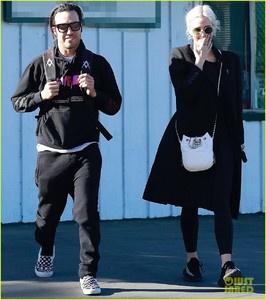 pete-wentz-and-ashlee-simpson-reunite-for-son-bronxs-tennis-lesson-02.jpg