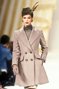 pierre-balmain-hc-fw-1992-5.thumb.jpg.abba00de257df410d62ae979b3351872.jpg