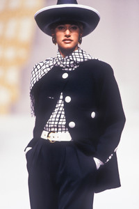 pierre-balmain-hc-ss-1993-4.thumb.jpg.b779da5ded639ada7e1ade1a3f5bcee3.jpg