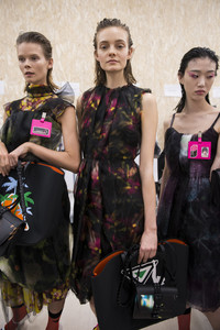 prada-bks-v-rf18-4549.thumb.jpg.d41cb5c4b52c1d122f23c80c5a43ce7e.jpg