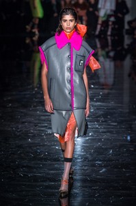 prada-rf18-6250.thumb.jpg.725ade5cb5a61d4811e8c558f7958e07.jpg