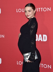 pregnant-miranda-kerr-at-broad-and-louis-vuitton-celebrate-jasper-johns-something-resembling-truth-in-los-angeles-02-08-2018-5.jpg