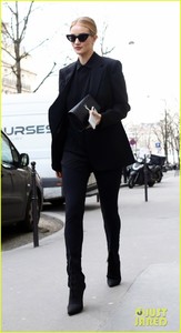 rosie-huntington-whiteley-dons-head-to-toe-black-while-stepping-out-in-paris-01.thumb.jpg.09458654af0473c858a46a9ccb69e4cb.jpg