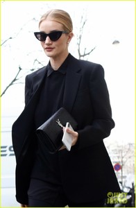 rosie-huntington-whiteley-dons-head-to-toe-black-while-stepping-out-in-paris-02.thumb.jpg.7af53a81a819b987c9836a7dd3bcfec3.jpg