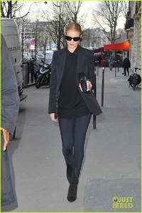 rosie-huntington-whiteley-dons-head-to-toe-black-while-stepping-out-in-paris-03.thumb.jpg.3b1e4a055bd50f6a15f1be545459671e.jpg