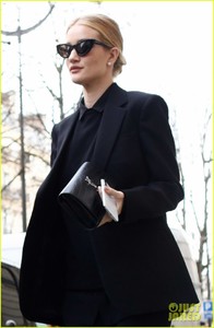 rosie-huntington-whiteley-dons-head-to-toe-black-while-stepping-out-in-paris-04.thumb.jpg.0e7aaf886a282bb1ae8985d0e682225c.jpg