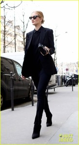 rosie-huntington-whiteley-dons-head-to-toe-black-while-stepping-out-in-paris-05.thumb.jpg.386bf366d240718abe7a2d1719d9f2af.jpg