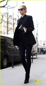 rosie-huntington-whiteley-dons-head-to-toe-black-while-stepping-out-in-paris-06.thumb.jpg.b88232c232e264df0b286bfec6443915.jpg