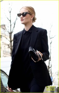 rosie-huntington-whiteley-dons-head-to-toe-black-while-stepping-out-in-paris-07.thumb.jpg.a614cd38735c7957d8f77d616c218f0e.jpg