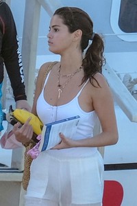 selena-gomez-and-justin-bieber-sailing-with-the-family-in-jamaica-02-22-2018-1.jpg