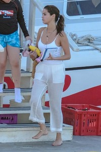 selena-gomez-and-justin-bieber-sailing-with-the-family-in-jamaica-02-22-2018-2.jpg