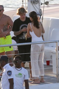 selena-gomez-and-justin-bieber-sailing-with-the-family-in-jamaica-02-22-2018-4.jpg