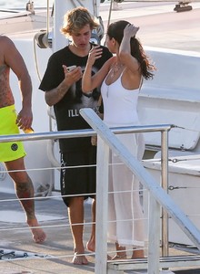 selena-gomez-and-justin-bieber-sailing-with-the-family-in-jamaica-02-22-2018-5.jpg
