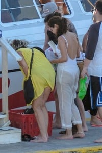 selena-gomez-and-justin-bieber-sailing-with-the-family-in-jamaica-02-22-2018-6.jpg