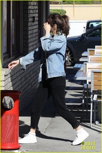 selena-gomez-grabs-breakfast-at-ihop-leaves-with-coffee-mug-03.jpg