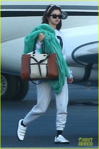 selena-gomez-jets-back-into-la-03.jpg