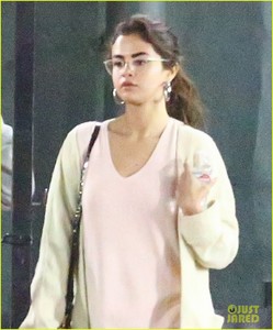 selena-gomez-sunday-night-church-service-04.jpg