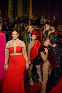 siriano-rf18-1105.thumb.jpg.ee75015e0f6d230592763d3e1f2f7fbc.jpg