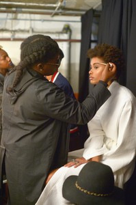 tommy-hilfiger-spring-2017-fashion-show-backstage-the-impression-09.thumb.jpg.62005e6e38f6385555fe20f8a914c9b6.jpg