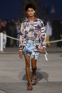 tommy-hilfiger-spring-2017-fashion-show-the-impression-028.thumb.jpg.70c6435a98082dbfc796729bf1009a38.jpg