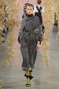 ulla-johnson-rf18-0902.thumb.jpg.700e7be96b9274088f234821d93a904b.jpg