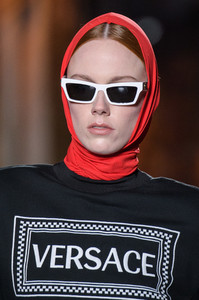 versace-clp-rf18-3454.thumb.jpg.6a1c4ac860c56d440bfb3f42c8d5aa55.jpg