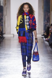 versace-rf18-0254.thumb.jpg.cd0a3b19a57d23622d6d33edf7995a2a.jpg