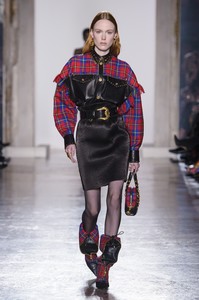 versace-rf18-0274.thumb.jpg.c4d6e8be880fb821d6b48f00f2d34148.jpg