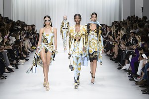 versace-rs18-5883.thumb.jpg.3702d809a606ffee05286802192b36d9.jpg