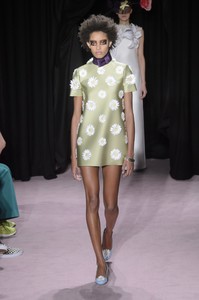 viktor-e-rolf-hc-rs18-1591.thumb.jpg.05f5e9e4fe2d703555d35a419715b7f0.jpg