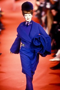 vivienne-westwood-fw-1993-1.thumb.jpg.f6b721a2076ad3bc55fd20490685fd47.jpg