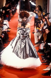 vivienne-westwood-fw-1993-11.thumb.jpg.926bde41e6029f9dc610b399722963f0.jpg