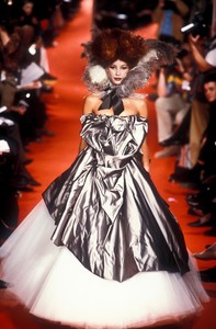 vivienne-westwood-fw-1993-12.thumb.jpg.952a6c17f6a536a14f2003e43a230121.jpg