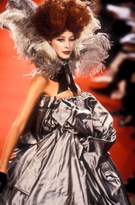 vivienne-westwood-fw-1993-14.thumb.jpg.ed133e281c99dc4d10e5ac717a13603f.jpg