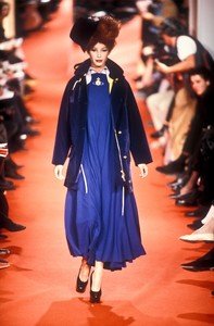 vivienne-westwood-fw-1993-15.thumb.jpg.d2a952c36730c461f6cd18e1afd6c85d.jpg