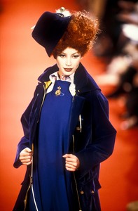 vivienne-westwood-fw-1993-16.thumb.jpg.ae3f05425a304142ce080eeef1820949.jpg