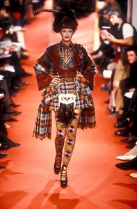 vivienne-westwood-fw-1993-2.thumb.jpg.19a0122ee0945e6d44437c80d897360f.jpg