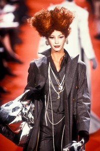 vivienne-westwood-fw-1993-22.thumb.jpg.3cb245bbcff7401c3a83d627e30cd51d.jpg