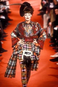 vivienne-westwood-fw-1993-3.thumb.jpg.49f8681836f7cf9c3dbe34d2949b9a8b.jpg