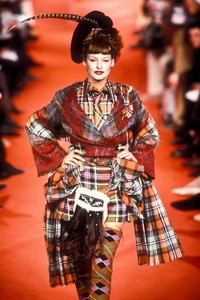 vivienne-westwood-fw-1993-4.thumb.jpg.50c26d697bea45d4204842bec4552b89.jpg