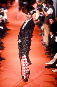 vivienne-westwood-fw-1993-5.thumb.jpg.994c938d946bd24a7f8f75d5000b7fea.jpg