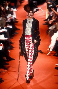 vivienne-westwood-fw-1993-6.thumb.jpg.4719bba660fd9e2f8c6698b48cc0c84f.jpg