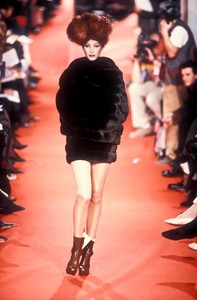 vivienne-westwood-fw-1993-7.thumb.jpg.315df022553a31f91640dd3e1c33eef7.jpg