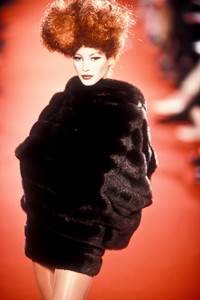 vivienne-westwood-fw-1993-8.thumb.jpg.8e00e43250254953a408e72953f6f8c1.jpg