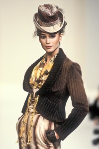 vivienne-westwood-fw-1994-4.thumb.jpg.dc129278ddf5203c7ab9076803e816be.jpg