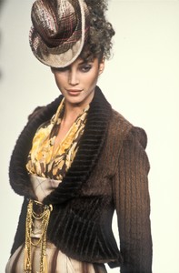 vivienne-westwood-fw-1994-5.thumb.jpg.47fd3e6122629a0d9877a8589ef78b3e.jpg
