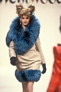 vivienne-westwood-fw-1994-8.thumb.jpg.dc6443c3fe59e0b284eb76a1f624beb8.jpg