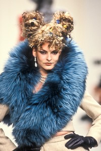 vivienne-westwood-fw-1994-9.thumb.jpg.79806d748f37e172cc7ed21b836d01a3.jpg